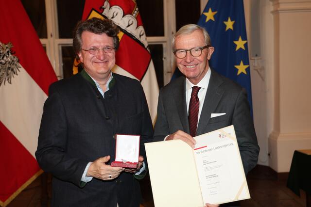 Wilfried Haslauer bei der Überreichung des Verdienstzeichens des Landes Salzburg an Johannes Lindner aus Wien | Foto: Land Salzburg / Franz Neumayr