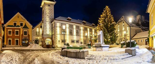 Weihnachtlich geschmückt und schneebedeckt: Der Bergannsplatz im Eisenerzer Stadtzentrum. | Foto: Günther Weber