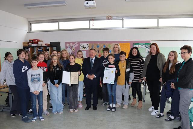 LR Werner Amon überreichte Preise und Urkunde persönlich in der Mittelschule Bärnbach. | Foto: Land Steiermark/Binder