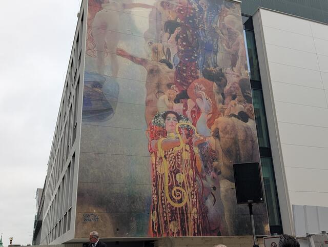 Das Gemälde findet man ab sofort auf der Fassade des Anna-Spiegel-Forschungsgebäudes.  | Foto: Fabian Franz/MeinBezirk