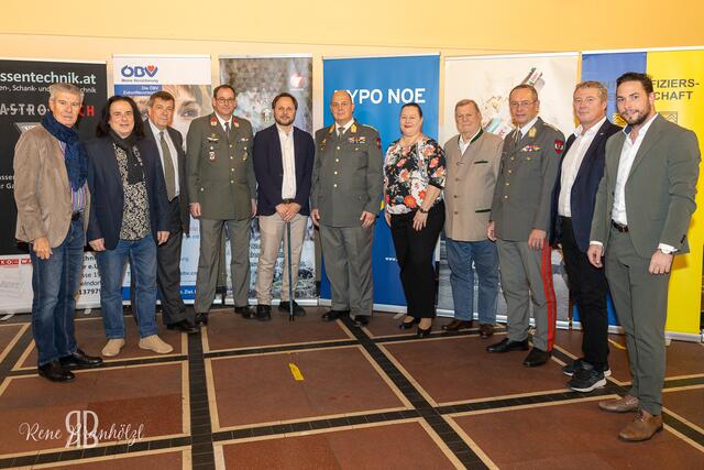 ´Franz Müllner, Andrew Young,Claus Bruckmann, Vizeleutnant Markus Auinger Mario Thaler. Brigadier Georg Härtinger, Dagmar Lethmayer, Jürgen Lethmayer, General Rudolf Striedinger, Helmut  Geissler, Patrick Singer