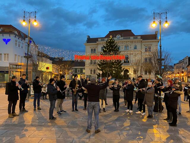 Das Jugendblasorchester spielt am Hauptplatz.  | Foto: Stadtgemeinde Tulln