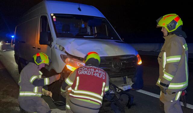 Die Feuerwehr musste den beschädigten Lieferwagen abschleppen und sicherstellen. | Foto: DOKU NÖ
