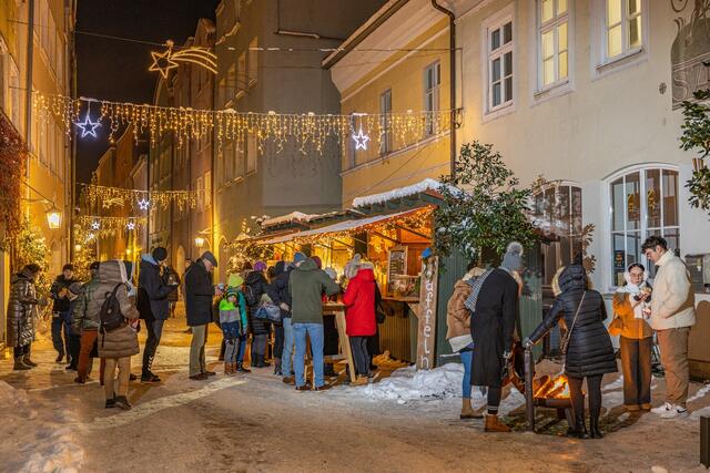 Beim pittoresken „Advent in den Grüben“ erstrahlt die Altstadt in schöner Weihnachtsbeleuchtung. | Foto: Burghauser Touristik