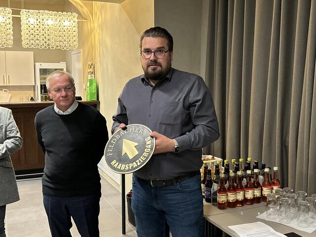 Robert Schmidt vom Bauamt der Stadtgemeinde wies auf spezielle Wegweiser hin, die Orientierung am Spazierweg geben.  | Foto: MeinBezirk