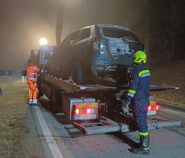 Das Fahrzeug wurde nach rund zwei Stunden an Lösch- und Bergungs-Arbeiten abgeschleppt. | Foto: BFVDL