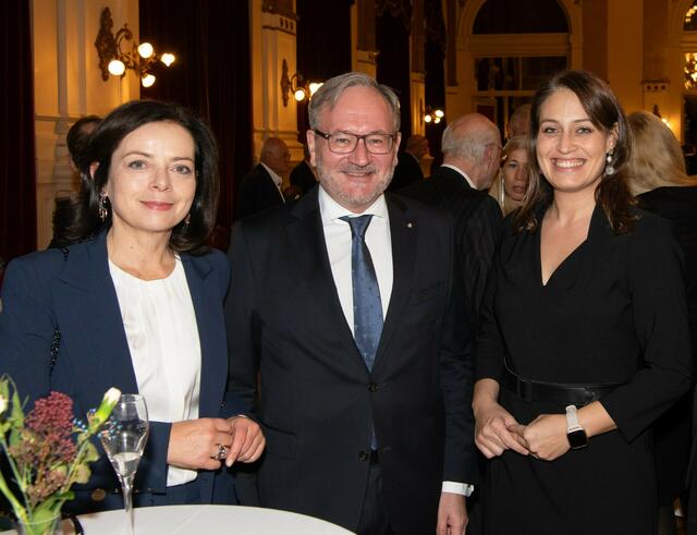 KV-Präsident Andreas Zwettler mit Lebensgefährtin Beatrix Putz (li.) und Stadträtin Tina Blöchl (SPÖ).  | Foto: cityfoto.at