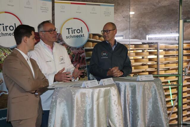 Die Pressekonferenz fand in der Käserei Plangger in Niederndorf statt. | Foto: Nimpf