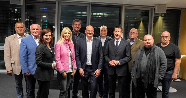 Die Vertreterinnen und Vertreter der Anrainergemeinden im Dialogforum, die Bundesländer Wien und Niederösterreich, sowie der Flughafen Wien AG. Vlnr: Gerhard Dreiszker (Bgm. Bruckneudorf), Ernst Wendl (Bgm. Himberg), Juliana Ghasemipour, Geschäftsführerin Dialogforum, Monika Obereigner-Sivec (Bgm. Groß-Enzersdorf), Jürgen Maschl (Bgm. Schwadorf) Obmann Dialogforum, Julian Jäger, Vorstand Flughafen Wien AG, Walter Buxkandl (Bgm. Zwölfaxing), Kurt Hackl, Abgeordneter NÖ Landtag, Johann Laa (Bgm. Trautmannsdorf), Erich Valentin, Abgeordneter Wiener Landtag, Robert Szekely (Bgm. Kleinneusiedl)
