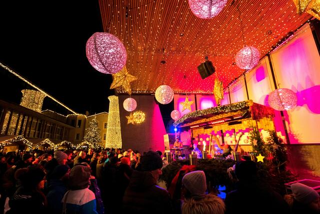 In Schwaz erweckt die Adventszeit eine zauberhafte Mischung aus Tiroler Tradition, köstlichen Genüssen und einer warmen, einladenden Atmosphäre.

 | Foto: M. Winkler