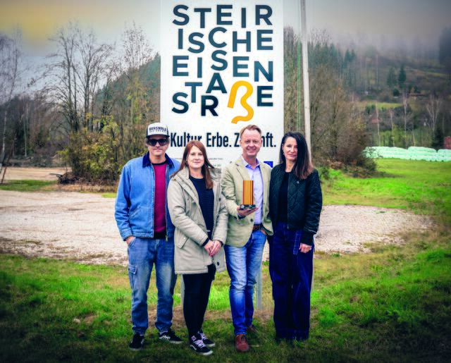 Mike Reiter und Flora Adelmann von der Agentur Brainsworld gemeinsam mit Mario Abl und Kornelia Lemmer (v.l.) vor der neuen Beschilderung der Eisenstraße. | Foto: Brainsworld Agency GmbH 