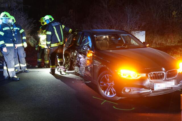 In Weißkirchen krachen BMW und Ford-Kombi bei der Autobahnauffahrt am Mittwochmorgen zusammen. | Foto: laumat.at