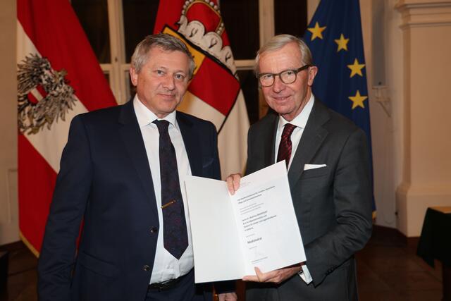 Landeshauptmann Wilfried Haslauer bei der Überreichung des Dekretes zum Berufstitel Medizinalrat an Dr. Matthias Brandauer aus Salzburg. | Foto: Land Salzburg / Franz Neumayr