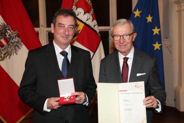 Landeshauptmann Wilfried Haslauer bei der Überreichung des Großen Verdienstzeichens des Landes Salzburg an Eduard Trimmel aus Ernstbrunn. | Foto: Land Salzburg / Franz Neumayr