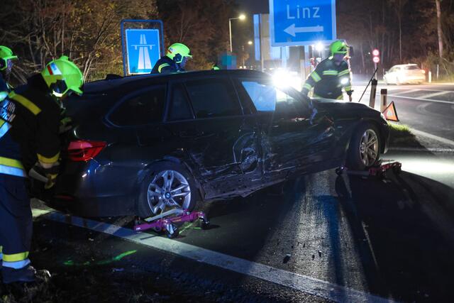 In Weißkirchen krachen BMW und Ford-Kombi bei der Autobahnauffahrt am Mittwochmorgen zusammen. | Foto: laumat.at