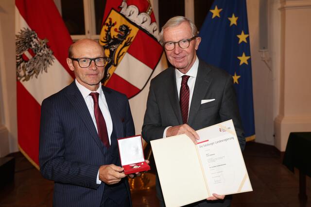 Landeshauptmann Wilfried Haslauer bei der Überreichung des Pro-Caritate Verdienstzeichens des Landes Salzburg an Franz Viehauser aus Hüttschlag. | Foto: Land Salzburg / Franz Neumayr