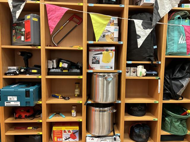 Im Sortiment der Bibliothek befinden sich Haushaltsgeräte, Werkzeug, Freizeitartikel und vieles mehr. | Foto: Marlene Graupner/MeinBezirk