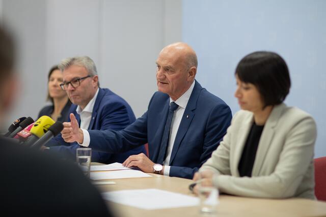 Die Sachleistungskarte verhindere Missbrauch und vereinfache das System, betont Integrations-Landesrat Dörfel. | Foto: Land OÖ/Guggenberger