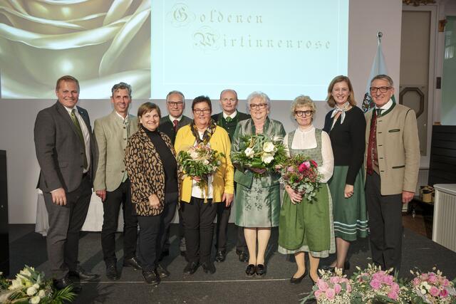 Wirtinnen mit Herz: Friederike Haiden, Gertraud Draxler und Maria Lecker aus dem Bezirk Leibnitz erhielten von der WKO-Abordnung die "Goldene Wirtinnenrose" überreicht. | Foto: ARTige Bilder, Hannes Loske