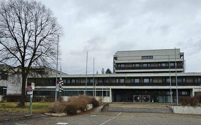 In der ehemaligen Landesberufsschule Gleinstätten soll das Hallenbad wieder aktiviert werden.  | Foto: MeinBezirk