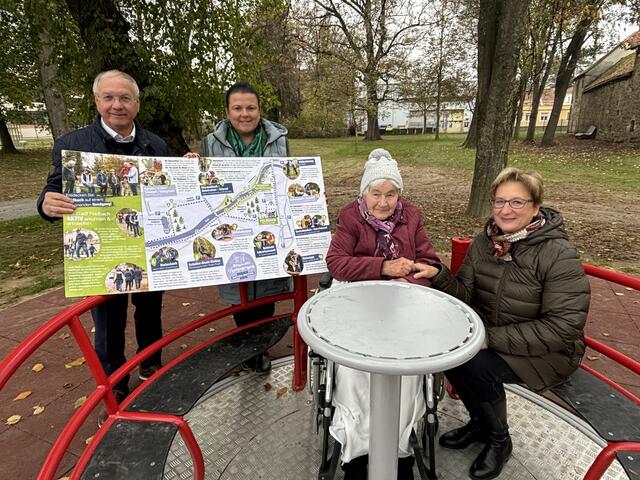Bürgermeister Josef Ober, Projektleiterin und Stadträtin Sonja Skalnik und Stadträtin Rosemarie Puchleitner (r.) luden die Seniorinnen und Senioren gleich zum Ausprobieren ein.  | Foto: MeinBezirk