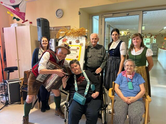 Beim Herbstfest im PBZ Hainburg herrschte beste Stimmung vlnr. hinten: Stv. Pflegedirektorin
Dominique Peck, Bewohner Ernst Sztarsich, Managerin Ehrenamt und Alltagsbegleitung Katja
Siebinger, Pflege- und Betreuungsmanagerin Katarina Csefalvayova, vlnr. vorne: Alleinunterhalter Herbert Bauer, Bewohnerin Sylvia Mader, Bewohnerin Anna Gürth | Foto:  PBZ Hainburg