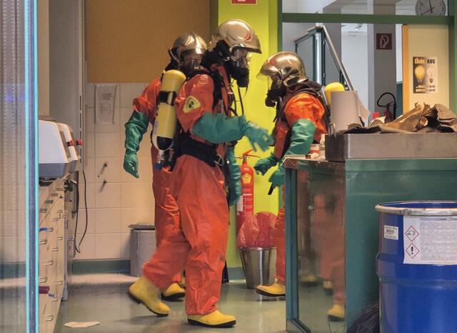 In der Landesberufsschule Neunkirchen ist es am Mittwochvormittag aus noch unbekannter Ursache zu einem Salpetersäureaustritt in einem Laborraum gekommen. | Foto: www.einsatzdoku.at