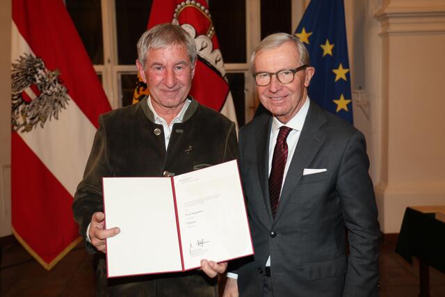 Landeshauptmann Wilfried Haslauer bei der Überreichung des Dekretes zum Berufstitel Professor an Erwin Burgsteiner aus Bramberg. | Foto: Land Salzburg / Franz Neumayr