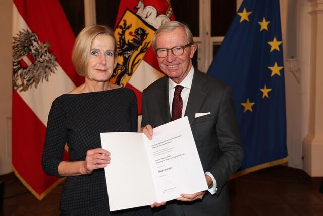 Landeshauptmann Wilfried Haslauer bei der Überreichung des Dekretes zum Berufstitel Medizinalrätin an Dr. Regina Jones aus Salzburg. | Foto: Land Salzburg / Franz Neumayr