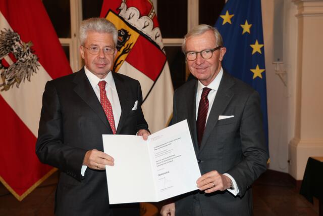 Landeshauptmann Wilfried Haslauer bei der Überreichung des Dekretes zum Berufstitel Medizinalrat an Dr. Hans Georg Mustafa aus Salzburg. | Foto: Land Salzburg / Franz Neumayr