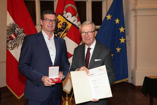 Landeshauptmann Wilfried Haslauer bei der Überreichung des Verdienstzeichens des Landes Salzburg an Johann Warter aus Radstadt. | Foto: Land Salzburg / Franz Neumayr