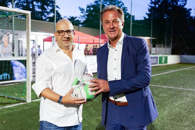 Vereinspräsident Ali Saadeddin und Bezirks- und Vereinsvize Robert Wutzl (ÖVP) eröffneten im September 2023 feierlich den neuen Fortuna-Platz. | Foto: Maximilian Spitzauer