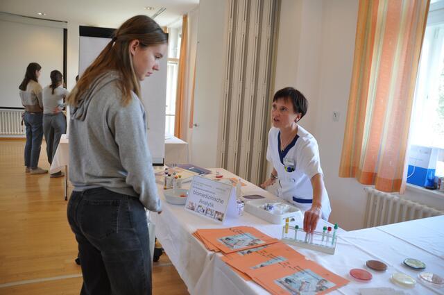 Die leitende Biomedizinische Analytikerin Astrid Steckholzer-Prenner erklärt, welche Untersuchungen im Labor durchgeführt werden. | Foto: SALK