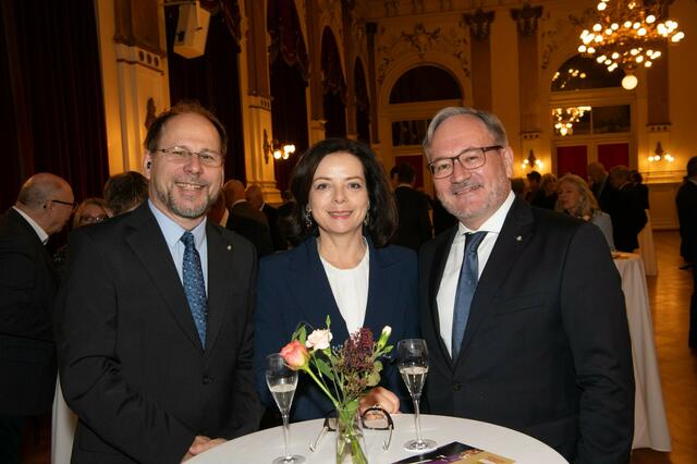 KV-Präsident Andreas Zwettler (re.) mit Lebensgefährtin Beatrix Putz und KV-Vizepräsident Peter Gumpelmayer (li.). | Foto: cityfoto.at
