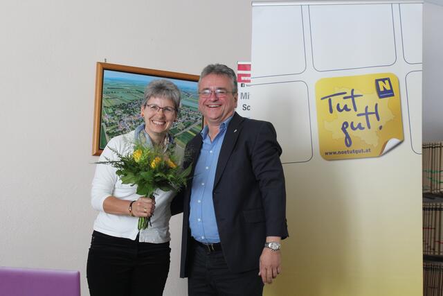2019 hatte Leopoldine Rauscher den Universitätslehrgang zur Regionalen Gesundheitskoordinatorin abgeschlossen, Bürgermeister Alfred Kridlo gratulierte. | Foto: Foto: Chvojka