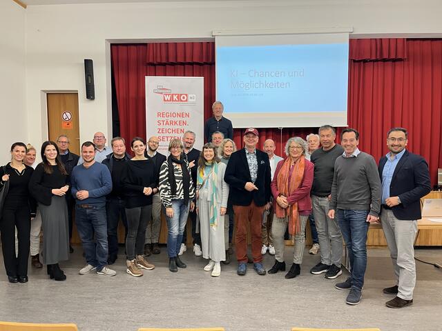 WK-Außenstellenobmann Andreas Kirnberger, FiW Bezirksvorsitzende Astrid Wessely, JW-Bezirksvorsitzende Miriam Scharf, WK-Außenstellenleiter Ramazan Serttas und Vortragender Oliver Hebeler mit den Teilnehmerinnen und Teilnehmern des Vortrags. | Foto: WKNÖ Purkersdorf