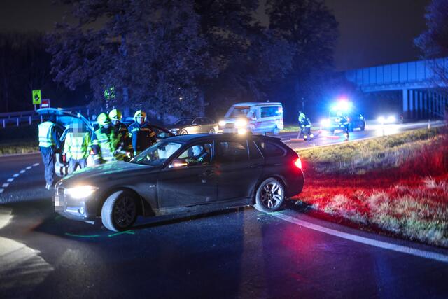 In Weißkirchen krachen BMW und Ford-Kombi bei der Autobahnauffahrt am Mittwochmorgen zusammen. | Foto: laumat.at