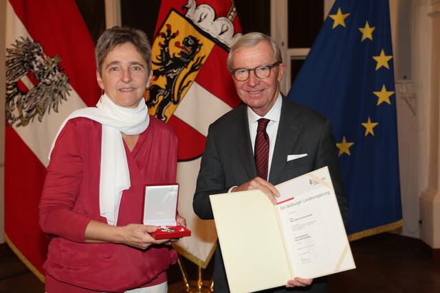 Landeshauptmann Wilfried Haslauer bei der Überreichung des Verdienstzeichens des Landes Salzburg an Sabine Aschauer-Smolik aus Saalfelden. | Foto: Land Salzburg / Franz Neumayr