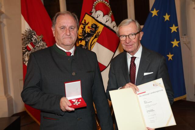 Landeshauptmann Wilfried Haslauer bei der Überreichung des Verdienstzeichens des Landes Salzburg an Friedrich Sendlhofer aus Bad Gastein. | Foto: Land Salzburg / Franz Neumayr