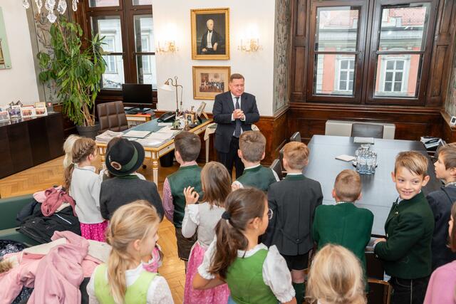 Die Volksschule Bad Aussee kam zu Werner Amon nach Graz. | Foto: Land Steiermark/Binder