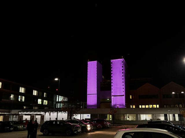 Die Türme des Universitätsklinikum Tulln werden anlässlich des Welt-Frühchen-Tags am
17.11. violett beleuchtet. | Foto: Universitätsklinikum Tulln 