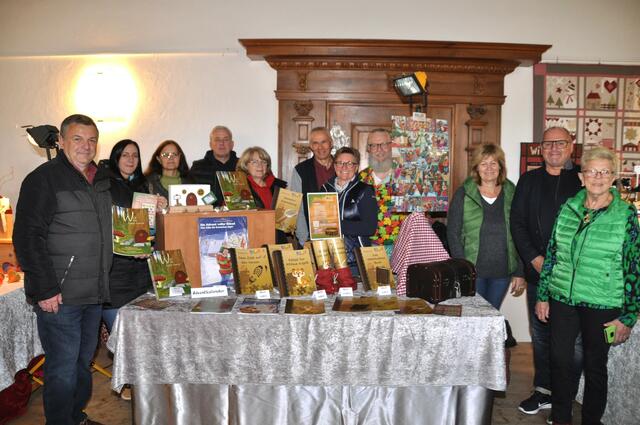 v.l. Vizebgm. Josef Landstetter, GR Karina Fuchs, gfGR Ulrike Hörhager und Oskar Mohr, Brigitta Landstetter, Aussteller, Obmann Anton Hochstöger, Bgm. Gerlinde Schwarz, Nationalrat Alois Schroll, Christine Cahak | Foto: Marktgemeinde Leiben