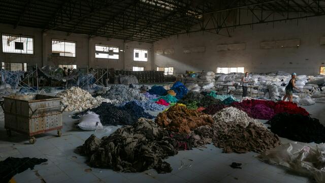 Altkleidung muss ab 1. Jänner 2025 getrennt gesammelt werden, weshalb die Entsorgungsbetriebe einen verpflichtenden Recyclinganteil in neuer Kleidung fordern. | Foto: Unsplash