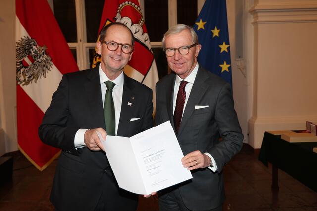 Landeshauptmann Wilfried Haslauer bei der Überreichung des Dekretes zum Berufstitel Baurat h.c. an Reichart Carl Albin Marius aus Elsbethen. | Foto: Land Salzburg / Franz Neumayr