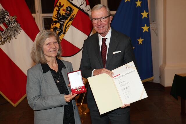 Landeshauptmann Wilfried Haslauer bei der Überreichung des Großen Verdienstzeichens des Landes Salzburg an Ulrike Dengg aus Salzburg. | Foto: Land Salzburg / Franz Neumayr