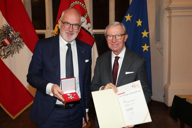 Landeshauptmann Wilfried Haslauer bei der Überreichung des Großen Verdienstzeichens des Landes Salzburg an Dr. Eugen Trinka aus Salzburg. | Foto: Land Salzburg / Franz Neumayr