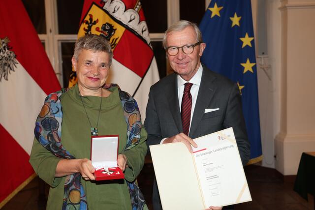 Landeshauptmann Wilfried Haslauer bei der Überreichung des Verdienstzeichens des Landes Salzburg an Eva Jambor aus Wien. | Foto: Land Salzburg / Franz Neumayr