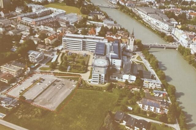 Auf dem nordseitigen Parklatz wird das neue Bildungszentrum entstehen.  | Foto: Haun