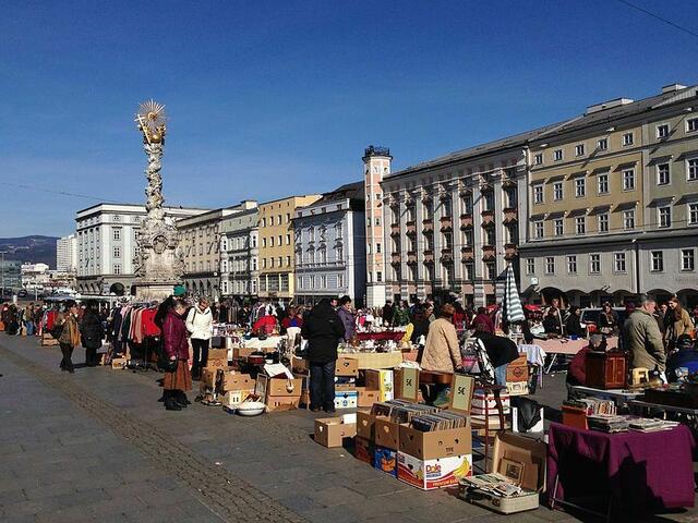 Der Flohmarkt am Hauptplatz weicht dem Christkindlmarkt und zieht in sein Winterquartier nach Urfahr. | Foto: James Dennes