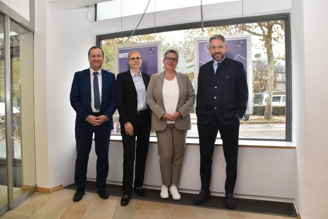 Der Hypo Tirol-Vorstand: Andreas Stadler (Vorstandsmitglied), Susanne Endl (Vorstandsmitglied) und Vorstandsvorsitzender Alexander Weiß mit Geschäftsstellenleiterin Hall i. Tirol Christine Penz (2. v. r.) | Foto: Kendlbacher